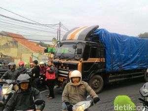 Truk Mogok Penyebab Ujungberung Bandung Macet Segera Diderek Truk Mogok Penyebab Ujungberung Bandung Macet Segera Diderek