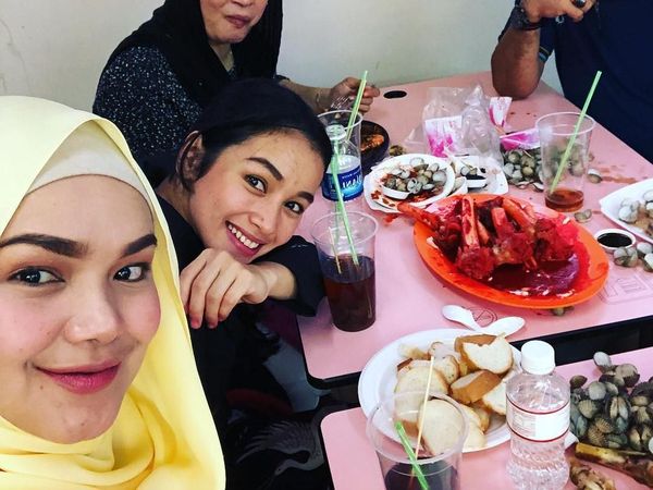 10 Momen Siti Nurhaliza Saat Masak Asam Podeh hingga Makan Salmon
