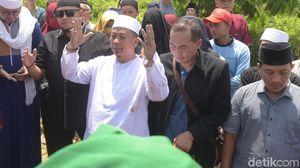 Tegarnya Opick Antar Istri Kedua ke Peristirahatan Terakhir