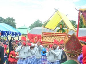 Tentang Suku Bugis, Sejarah, dan Kisah Kepiawaian Mengarungi Samudra Tentang Suku Bugis, Sejarah, dan Kisah Kepiawaian Mengarungi Samudra