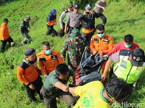 Petugas Temukan Jasad 3 Wisatawan Tenggelam di Curug Teko Garut Petugas Temukan Jasad 3 Wisatawan Tenggelam di Curug Teko Garut