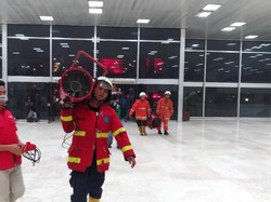 Pemadam Kebakaran Bawa Pengusir Asap ke Gedung DPR