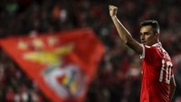 9. Jonas sejatinya mampu mencetak 34 gol untuk Benfica di Primeira Liga Portugal. Jumlah itu setara gol Messi. Tapi karena Liga Benfica cuma dapat koefisen 1,5 maka Jonas harus rela berada di posisi kesembilan daftar ini dengan 51 poin. (Foto: CARLOS COSTA/AFP Photo)