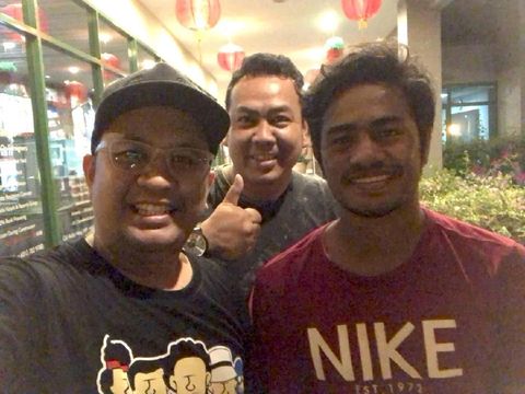 Saya (belakang), Cak Minul, dan Ilham Udin Armaiyn, di apartemen Ilham di Selangor.