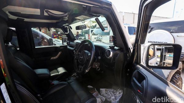 Intip Jeroan Mobil Mewah Milik Bupati Abdul Latief