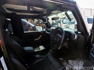 Intip Jeroan Mobil Mewah Milik Bupati Abdul Latief Intip Jeroan Mobil Mewah Milik Bupati Abdul Latief