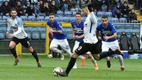 Parade empat gol juga terjadi di Luigi Ferraris saat Inter Milan mencukur Sampdoria 5-0. Mauro Icardi membuka keran golnya lewat titik putih di menit ke-30. (Paolo Rattini/Getty Images)