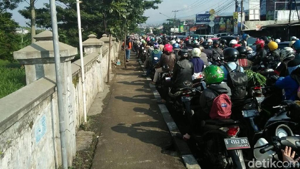 Truk Mogok, Kemacetan Ujungberung Bandung Bikin Frustasi