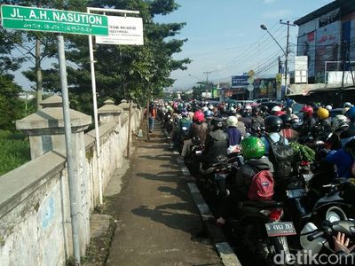Truk Mogok, Kemacetan Ujungberung Bandung Bikin Frustasi