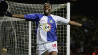 Dalam kariernya di kompetisi Eropa, Benni McCarthy pernah dikenal sebagai penyerang top bersama Porto dan Blackburn Rovers. Di musim 2006/2007, pria asal Afrika Selatan itu pun mampu mencetak 18 gol. (Foto: Gary Prior/Getty Images)
