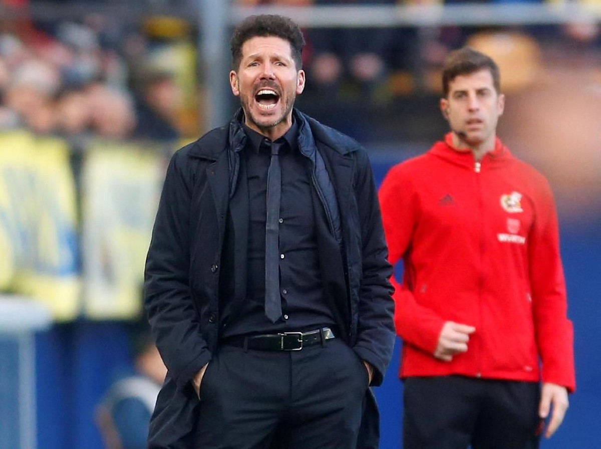 Diego Simeone melakukan kesalahan yang membuat Atletico Madrid kalah (REUTERS/Heino Kalis)