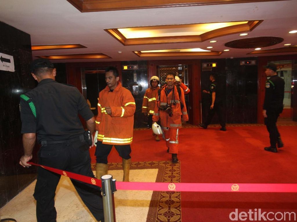 Ruangan Fahri Hamzah Berasap Gara-gara Korsleting Listrik Ruangan Fahri Hamzah Berasap Gara-gara Korsleting Listrik