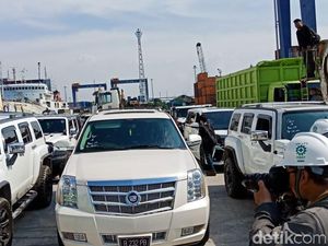 Konvoi Mobil Mewah-Moge Bupati HST yang Disita KPK Konvoi Mobil Mewah-Moge Bupati HST yang Disita KPK