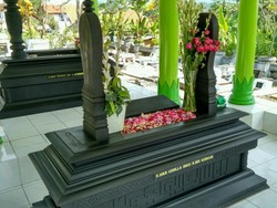Jelang Haul, Penggemar Gotong Royong Bersihkan Makam Nike Ardilla