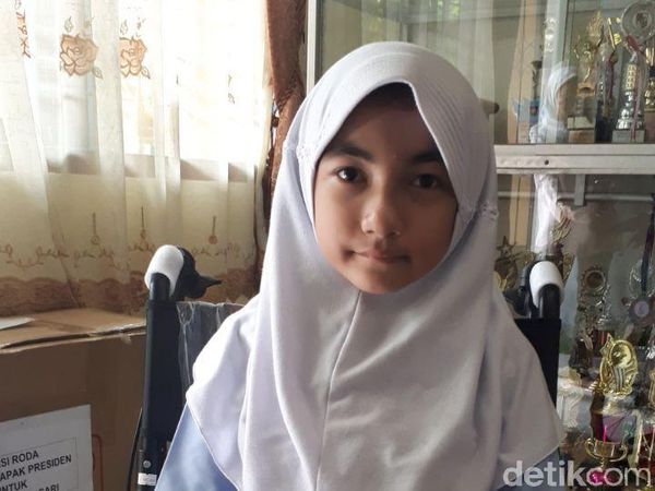 Foto: Ekspresi Bulan saat Coba Kursi Roda dari Jokowi
