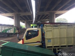 Ada Parkir Truk Liar di Kolong Tol Kalijodo