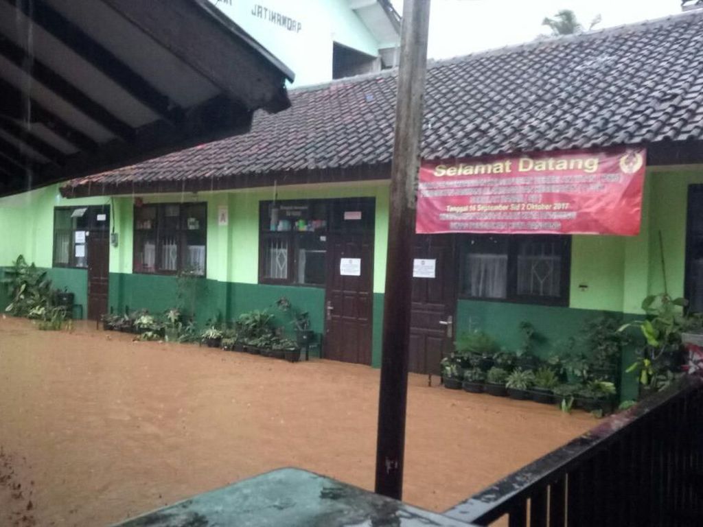 Sungai Meluap, SD Jatihandap Bandung Kebanjiran Sungai Meluap, SD Jatihandap Bandung Kebanjiran