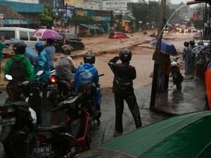Banjir Bandang Terjang Cicaheum Bandung Bikin Warga Panik