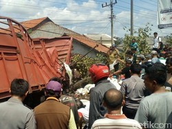 Truk Rem Blong Hajar Mobil dan Motor di Brebes, 5 Tewas 6 Luka