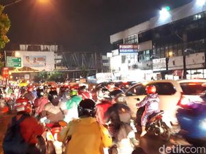 Cicaheum Bandung Sudah Bisa Dilalui, Lalu Lintas Macet Parah Cicaheum Bandung Sudah Bisa Dilalui, Lalu Lintas Macet Parah