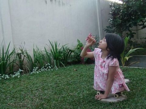 Gadis Cilik Tanpa Kaki Ini Berharap Dapat Kursi Roda dari Jokowi/