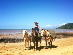 Foto: Wanita Ini Jelajahi Australia Naik Kuda