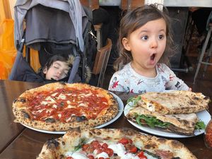 Ups! Lucunya Ekspresi Anak Ini Saat Bergaya dengan Makanan