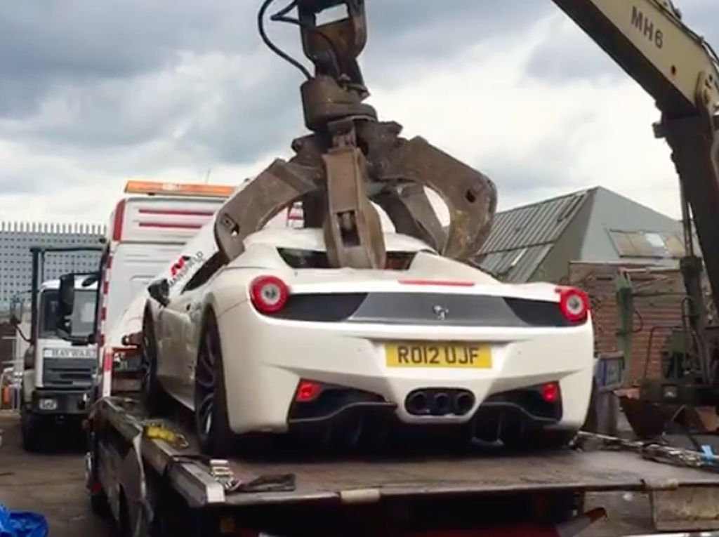Disangka Barang Curian, Ferrari 458 Spider ini Dihancurkan Polisi Disangka Barang Curian, Ferrari 458 Spider ini Dihancurkan Polisi