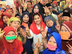 Puas Berdialog dengan Ribuan Pekerja Rokok, Puti Mampir ke Warkop