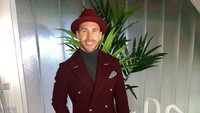 Sergio Ramos. Bek 31 tahun dari klub Real Madrid ini dikenal sering memakai busana-busana yang sangat mencuri perhatian. Tak semua akan suka, tapi tak terbantahkan ia melek fesyen. (Foto: Instragram @sergioramos)