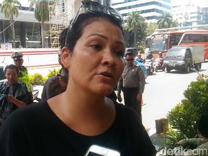 Kecam Pemancungan TKI, Melanie Subono Ikut Demo di Kedubes Saudi