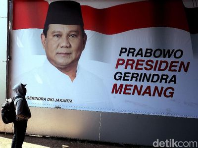 Baliho Besar Prabowo Mejeng di Bawah Flyover Tomang dan Slipi