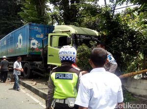 Rem Blong, Truk Kontainer Hantam 3 Motor di Ungaran