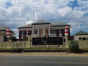 Kakek 75 Tahun yang Nikahi Wanita 25 Tahun Kini Terancam Cerai Kakek 75 Tahun yang Nikahi Wanita 25 Tahun Kini Terancam Cerai