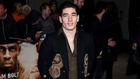 Hector Bellerin. Pesepakbola 23 tahun dari klub Arsenal ini merupakan salah satu sosok yang juga dikenal tak segan bereksperimen dengan busana dan pernak-pernik yang ia pakai, dari ujung kaki sampai ujung rambut. (Foto: Gareth Cattermole/Getty Images)
