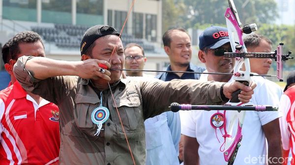 Gaya Imam Nahrawi Memanah