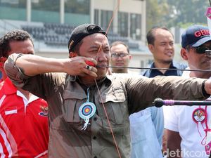 Gaya Imam Nahrawi Memanah