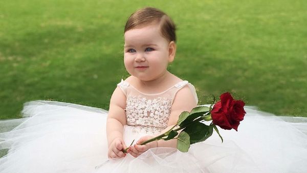 Bayi Bermata Biru dan Berpipi Gembil Ini Menggemaskan Banget