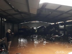 Banjir Bandang Cicaheum Bandung, Mobil Bertumpuk Terseret Bah
