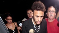 Terlihat Neymar didampingi kekasihnya, Bruna Marquezine (kiri belakang). (Foto: Leonardo Benassatto/Reuters)