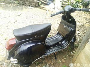 Siswa SMA Kandangin Ducati Scrambler Demi Vespa Jadulnya