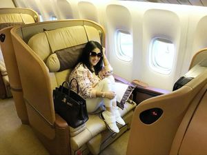 12 Gaya Syahrini Duduk di Kursi First Class Pesawat, Bawa Tas Miliaran