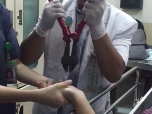 Tang Besar yang Bebaskan Jari Mahasiswi dari Cincin David Tang Besar yang Bebaskan Jari Mahasiswi dari Cincin David