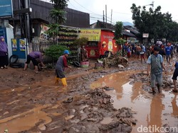 Lumpur Sisa Banjir Menumpuk di Cicaheum, Arus Lalin Dialihkan