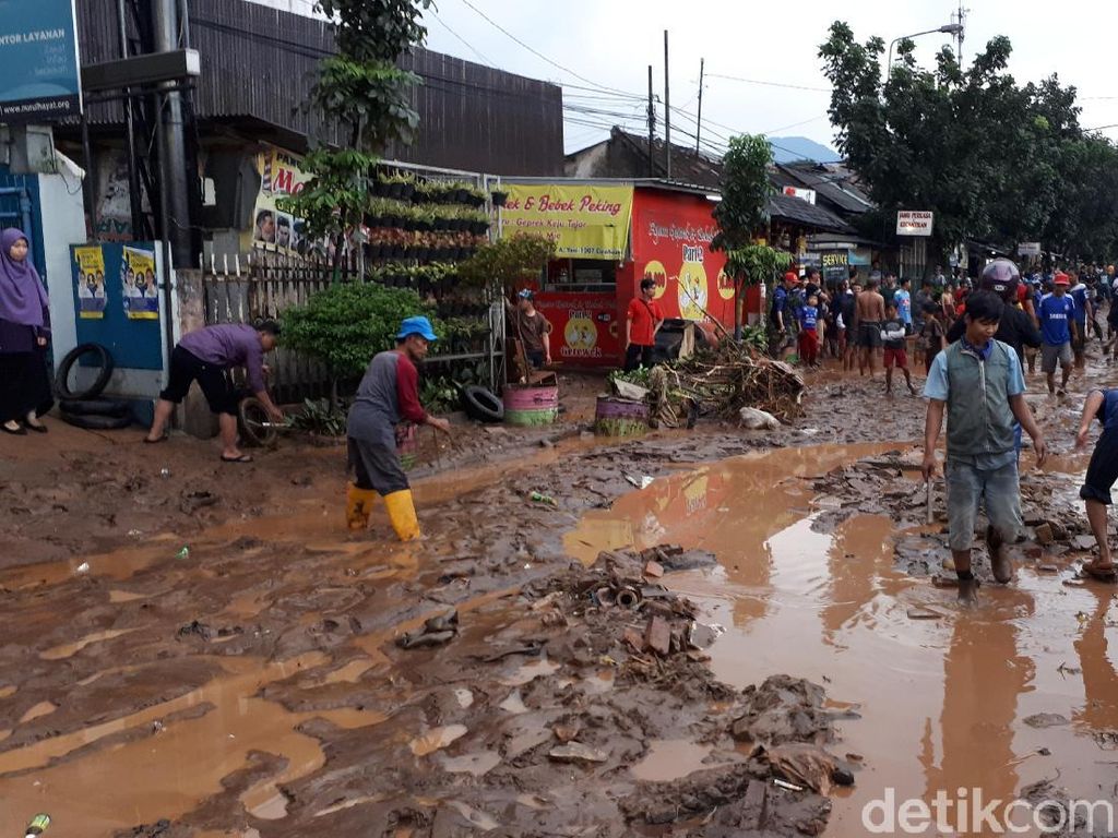 Lumpur Sisa Banjir Menumpuk di Cicaheum, Arus Lalin Dialihkan Lumpur Sisa Banjir Menumpuk di Cicaheum, Arus Lalin Dialihkan