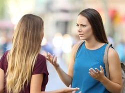 Viral, Video Istri Jambak Rambut Pelakor dan Dipermalukan di Depan Umum