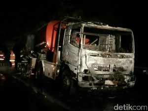 Api yang Membakar Truk Tangki BBM di Tol Merak Telah Dipadamkan Api yang Membakar Truk Tangki BBM di Tol Merak Telah Dipadamkan