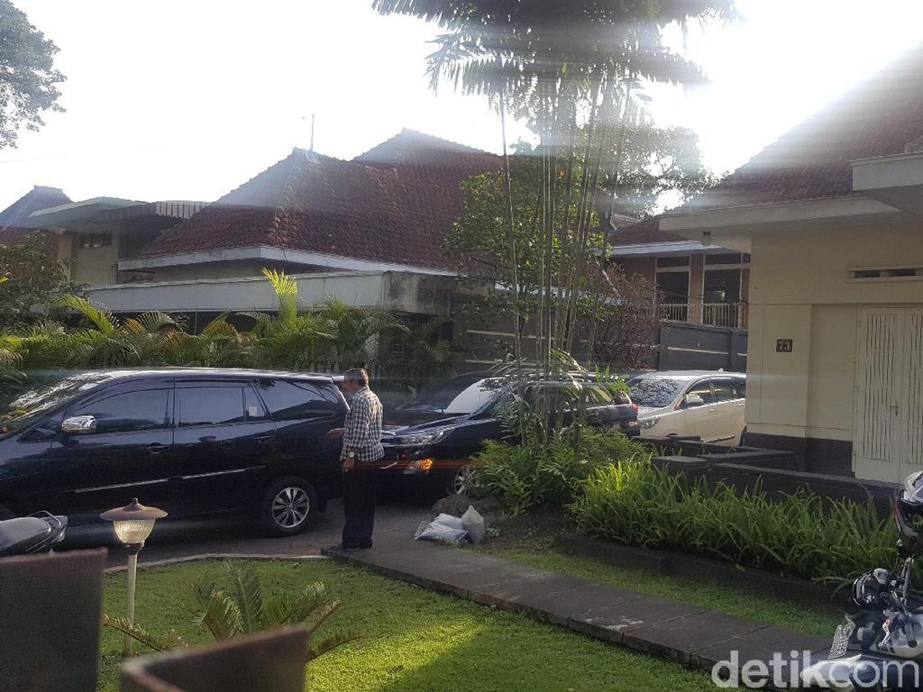 Rumah Anggota DPRD Kota Malang Ini Juga Digeledah KPK Rumah Anggota DPRD Kota Malang Ini Juga Digeledah KPK