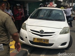 Parkir di Atas Trotoar, 2 Taksi di Jatinegara Diderek