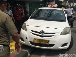 Parkir di Atas Trotoar, 2 Taksi di Jatinegara Diderek Parkir di Atas Trotoar, 2 Taksi di Jatinegara Diderek